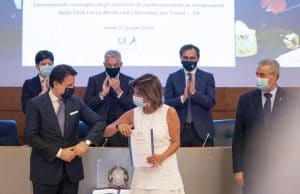 Il premier Giuseppe Conte nella sede della Protezione Civile partecipa alla cerimonia voluta per ringraziare i medici e gli infermieri con la consegna di un attestato di riconoscimento per l'impegno offerto nelle task force sanitarie in tutta Italia nella gestione dell'emergenza Coronavirus, 22 giugno 2020.