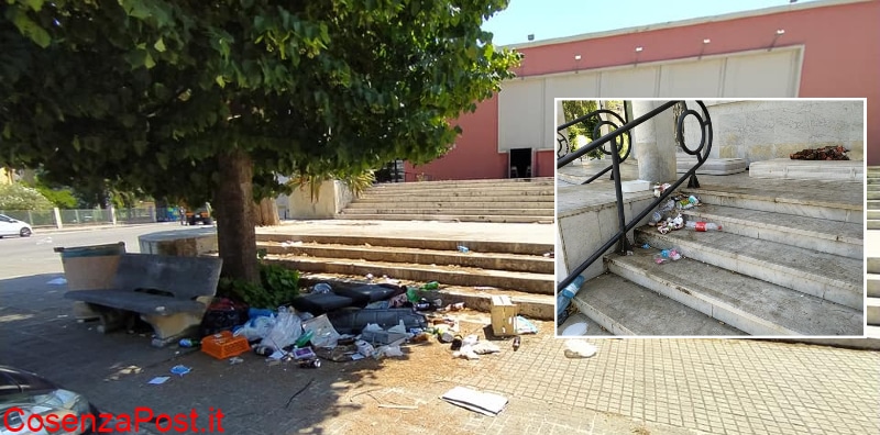 Cosenza piazza amendola stato di degrado e abbandono