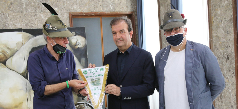 Gli alpini con il Sindaco di Cosenza Occhiuto