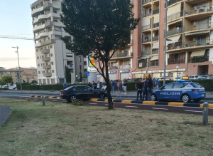 Incidente su Viale Parco, auto invade la pista ciclabile