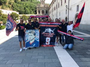 Il gruppo dei tifosi del Cosenza davanti il santuario di San Francesco di Paola