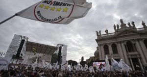 Il movimento 5 stelle in piazza per il referendum costituzionale