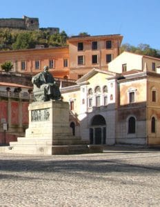 L'Accademia Cosentina vista dalla piazza