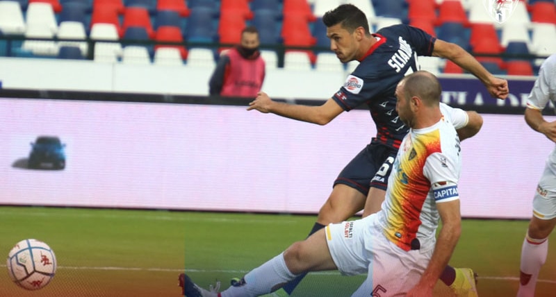 Un frame di gioco tra Cosenza e Lecce (Ph.IlCosenza.it)