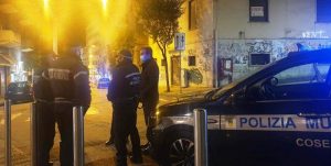 Il sindaco Mario Occhiuto insieme a degli agenti della Polizia Municipale