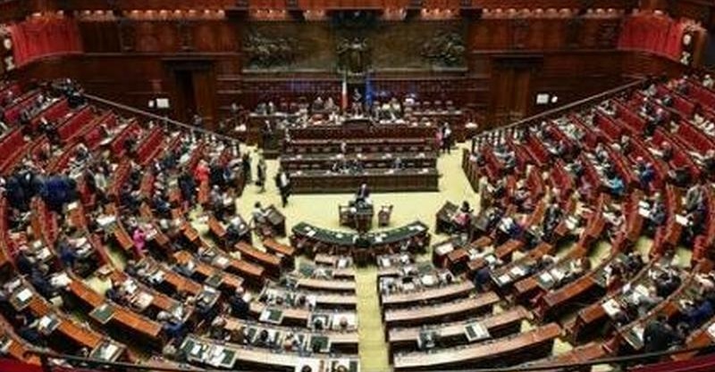 Tutta la camera dei deputati omaggia il presidente Jole Santelli