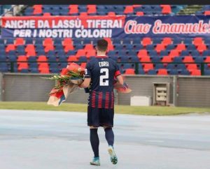 Capitan Corsi, prima del match di Coppa Italia, porge un mazzo di fiori ai piedi della curva