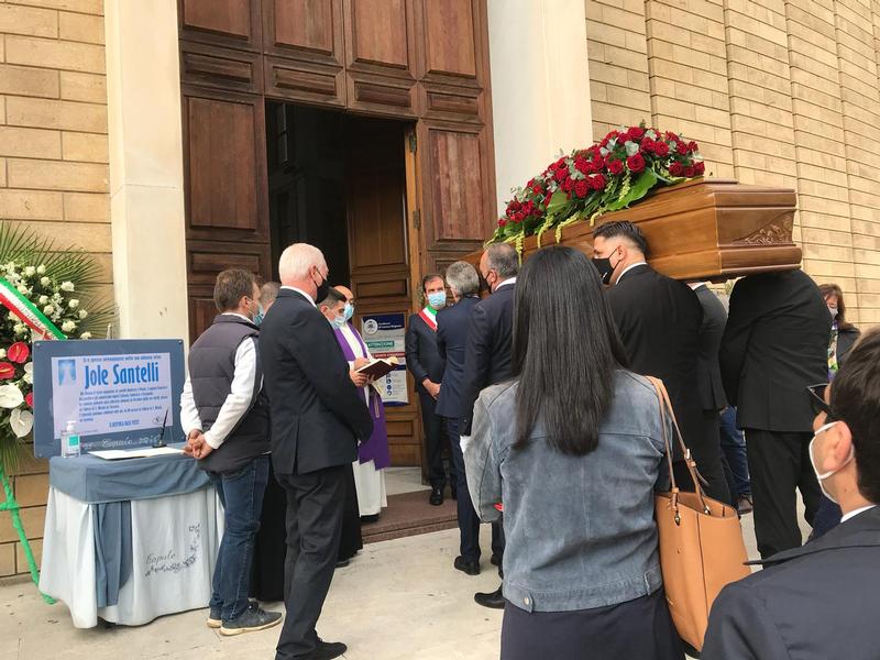 Il feretro del presidente Santelli nella chiesa di San Nicola a Cosenza