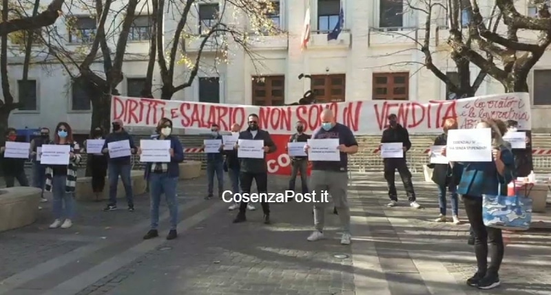 Cosenza, lavoratori Abramo Customer Care in piazza