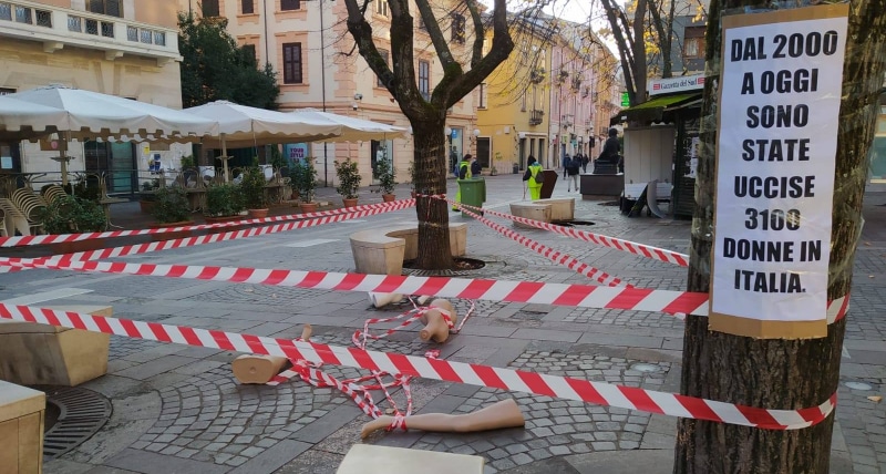 Fem.In. Cosentine in Lotta_ _Il 25 novembre per noi è tutti i giorni_