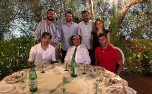 Lo staff tecnico e dirigenziale del Cosenza in una cena della scorsa estate (photo profilo Facebook Cosenza Calcio)