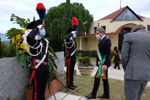 il vicesindaco davanti alla stele che ricorda i caduti di tutte le guerre - Cosenza 1
