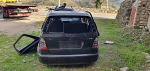 una delle auto rimosse dai vigili urbani del Nucleo Decoro Urbano Cosenza