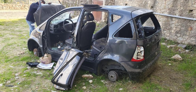 una delle auto rimosse dai vigili urbani del Nucleo decoro urbano Cosenza 2