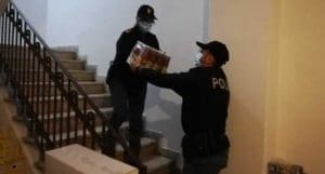 Cosenza _ generi alimentari consegnati dalla Polizia alla mensa dei poveri