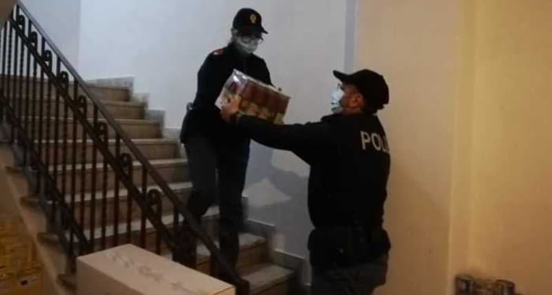 Cosenza _ generi alimentari consegnati dalla Polizia alla mensa dei poveri