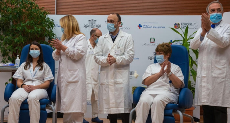 Gli operatori sanitari in attesa del vaccino anti Covid19 allo Spallanzani di Roma Italia
