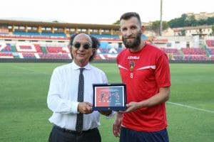 Guarascio premia Bruccini per le 100 presenze in maglia rossoblù