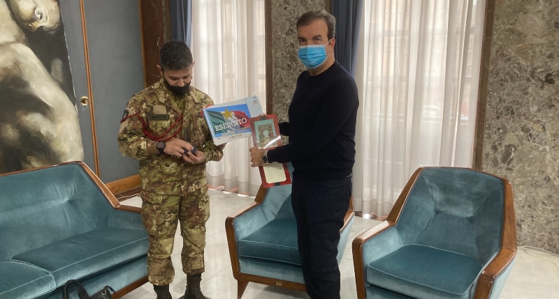 il colonnello Tinelli a Palazzo dei Bruzi con il Sindaco Occhiuto Cosenza 3