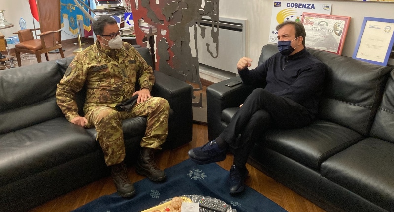 Il Sindaco di Cosenza Occhiuto e il colonnello Rizzo