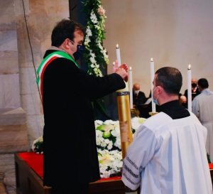 Il momento dell'accensione del cero votivo da parte del sindaco di Cosenza