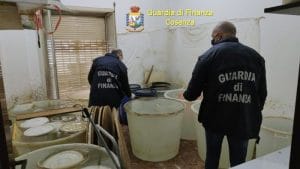 Sequestrata distilleria abusiva a Cosenza, trovati 50 quintali di alcolici