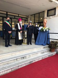 un momento della cerimonia con il sindaco di Cosenza, l'Arcivescovo e i Vigili Urbani