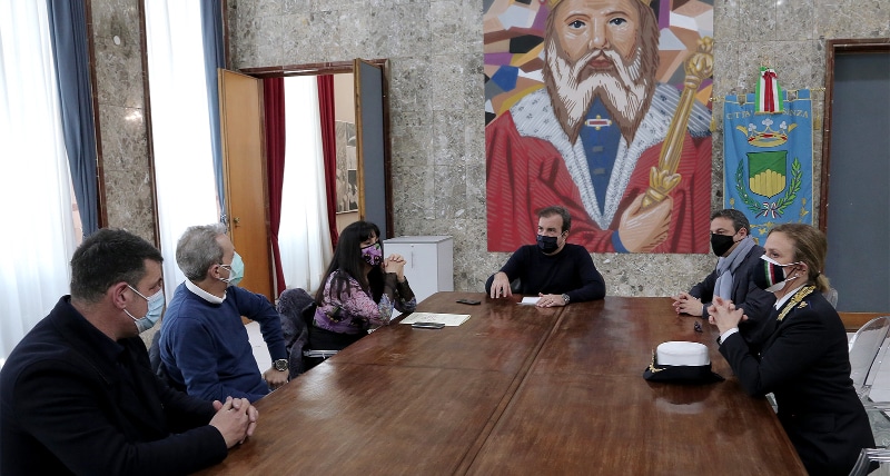 Al comune di Cosenza per discutere su nuovo drive-in per le vaccinazioni