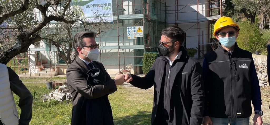 In foto: avv. Gregorio Iannotta, sindaco di San Vincenzo Lacosta (CS) e Marcello Chiappetta, responsabile LaBrick srl