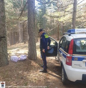 LA POLIZIA PROVINCIALE INDIVIDUA E SEGNALA NUMEROSI SITI CON RIFIUTI SUL TERRITORIO DI SAN GIOVANNI IN FIORE 3