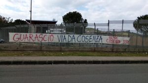 Lo striscione posto davanti lo stadio Marulla di Cosenza