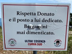 Roseto Capo Spulico - la piazzola dedicata a Denis Bergamini e ripulita dagli Ultras Cosenza