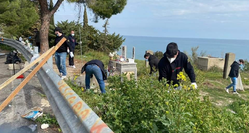 Roseto Capo Spulico - la piazzola dedicata a Denis Bergamini e ripulita dagli Ultras Cosenza