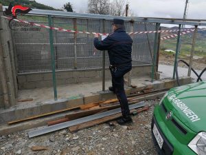 Controlli attività urbanistica a Torano Castello, sigilli ad un manufatto