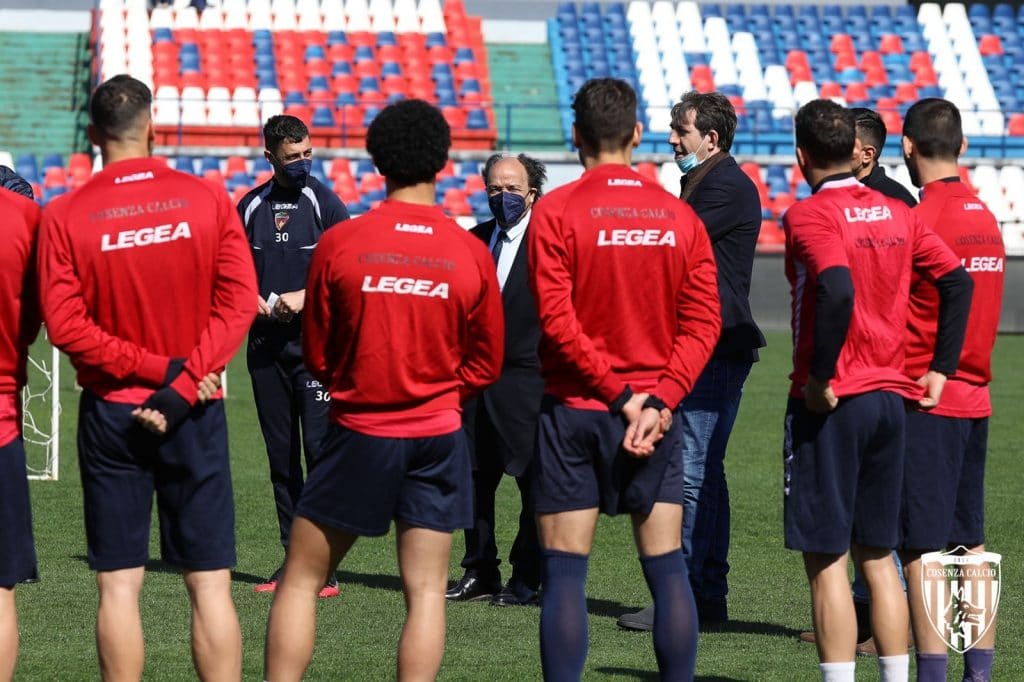 Guarascio parla alla squadra (photo ilcosenza.it)