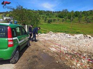 Smaltimento illecito rifiuti da demolizione, tre persone denunciate dai Carabinieri Forestale
