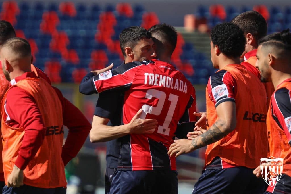 abbraccio Occhiuzzi Tremolada (photo ilcosenza.it)