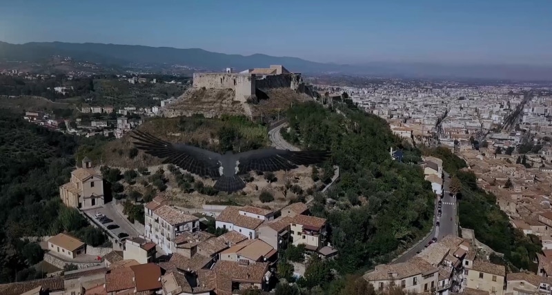 ancora una scena di The Keepers girato al castello svevo di Cosenza