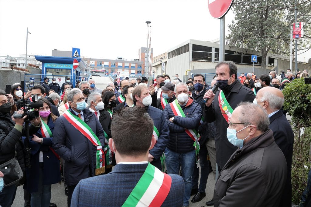 La mobilitazione delle fasce tricolori davanti all'Ospedale dell'Annunziata