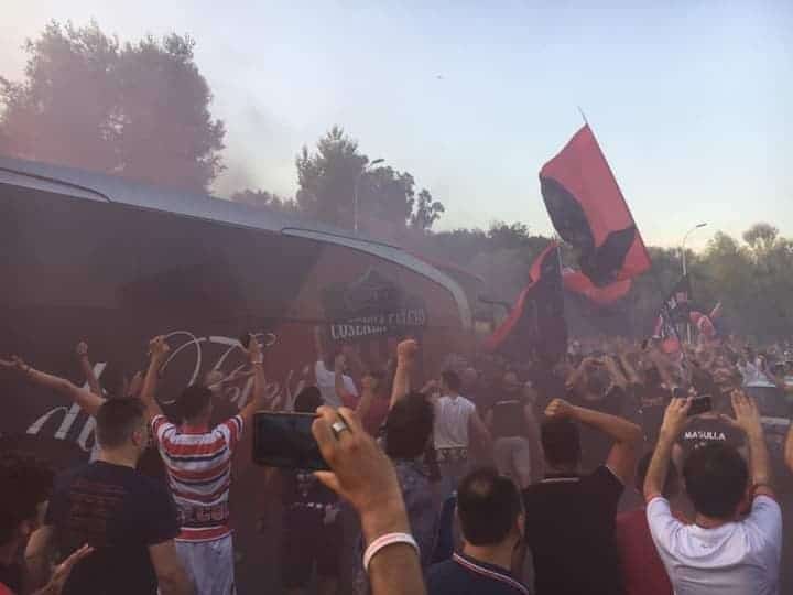 Tifosi del Cosenza fuori lo stadio