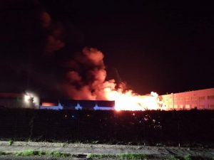 Rende, nella notte a fuoco un capannone di Calabra Maceri