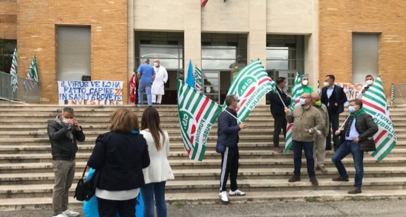 Cosenza, sit-in davanti l'ospedale_ _servono immediatamente assunzioni_