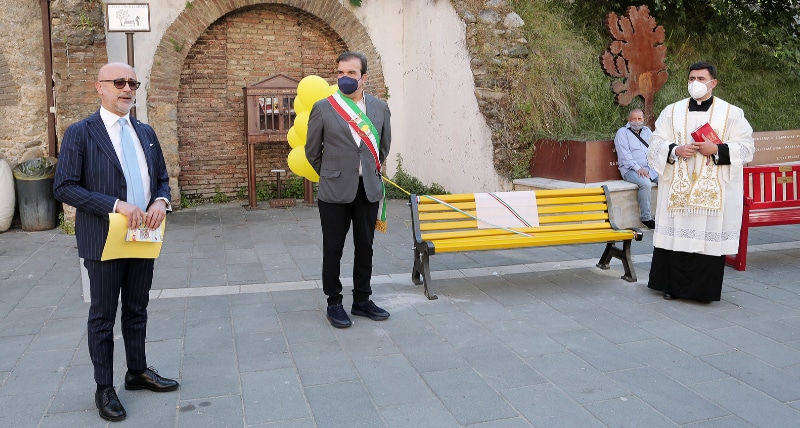 Cosenza _ panchina gialla per Giulio Regeni, il ricercatore friulano ucciso in Egitto