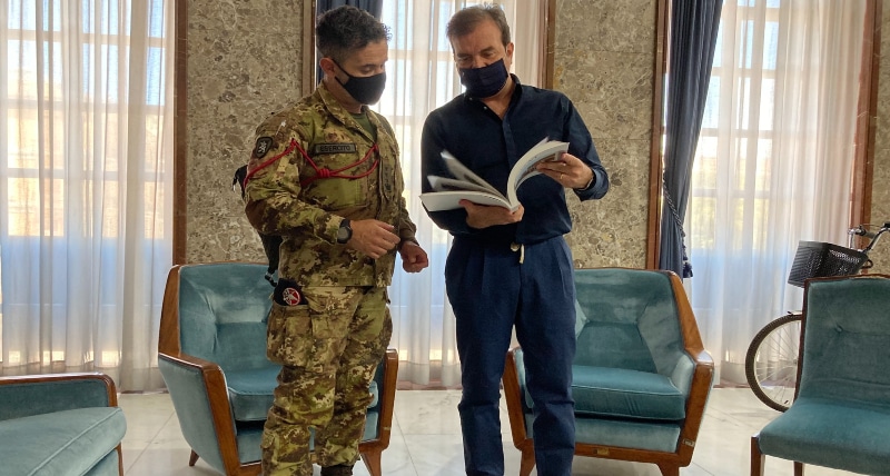Il Sindaco Occhiuto riceve a Palazzo dei Bruzi la visita del colonnello Tinelli che lascia dopo sei mesi l'incarico di comandante del “Raggruppamento Calabria” nell'Operazione “Strade Sicure”