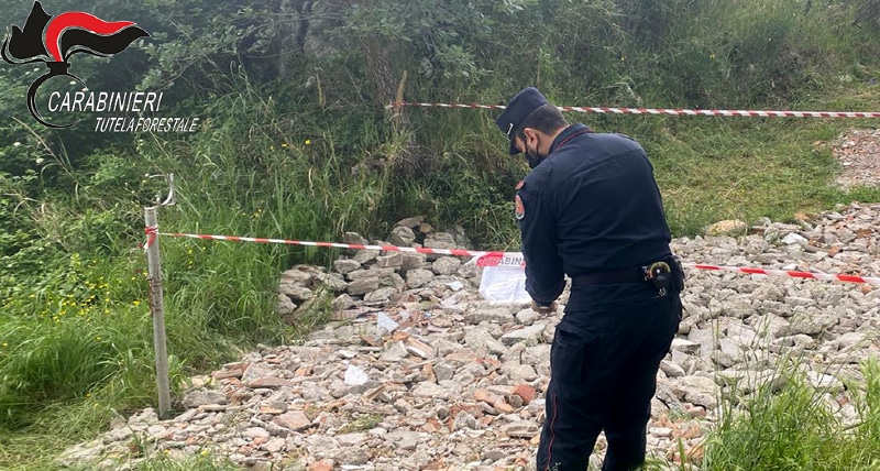Rota Greca (cs) – Smaltimento illecito rifiuti da demolizione. Due persone denunciate dai Carabinieri Forestale