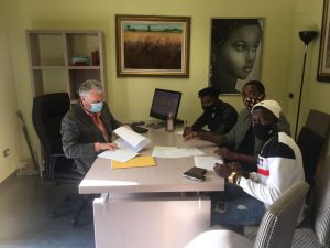 Il notaio Riccardo Scornajenghi insieme ai tre giovani immigrati Adama Traore, Madi Monougouy, Sadia Diaby