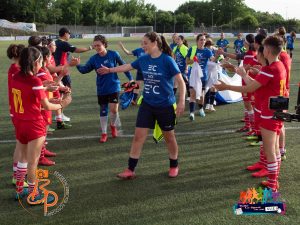 La passerella in favore del Coscarello appena promosso in C da parte delle ragazze della Cittanovese (Ph. Benedetta Pirrotta di Tutto Lo sport in un clic)