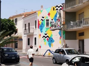 Lo street artist Uno a lavoro per completare la sua opera per Diamante Murales 40.