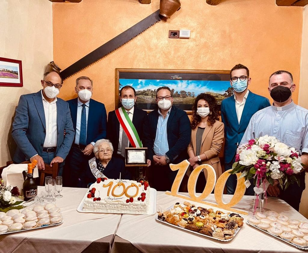 Mormanno, nonna Giuseppina Bloise festeggia 100 anni