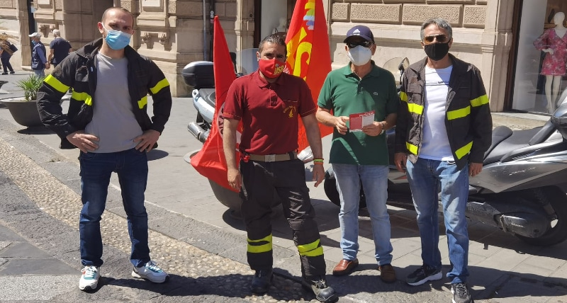 USB Vigili del Fuoco Calabria_ sit-in di protesta sotto la Prefettura di CZ